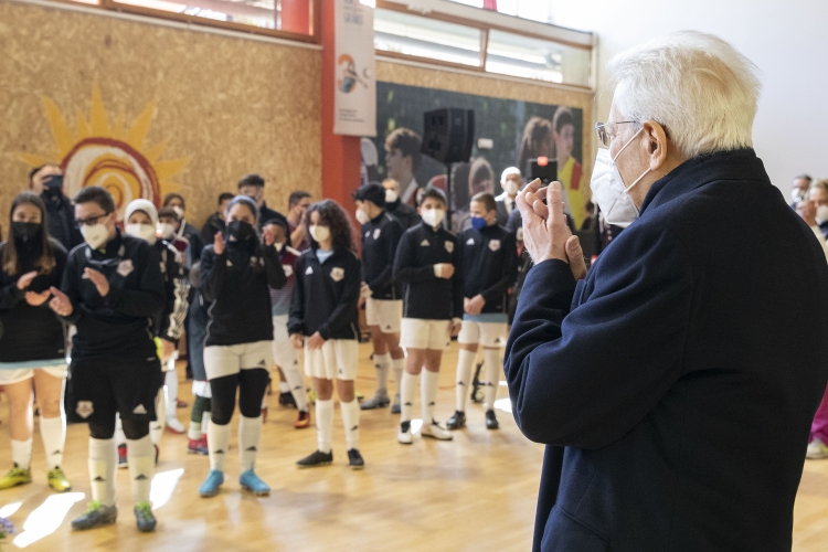 Il Presidente della Repubblica Sergio Mattarella a Corviale,in occasione dell’inaugurazione del nuovo campo di calcio a 11 all’interno del Centro Sportivo Valentina Venanzi, denominato “Campo dei Miracoli”, nell’ambito dell’iniziativa Calciosociale Italia.
(foto di Francesco Ammendola - Ufficio per la Stampa e la Comunicazione della Presidenza della Repubblica)