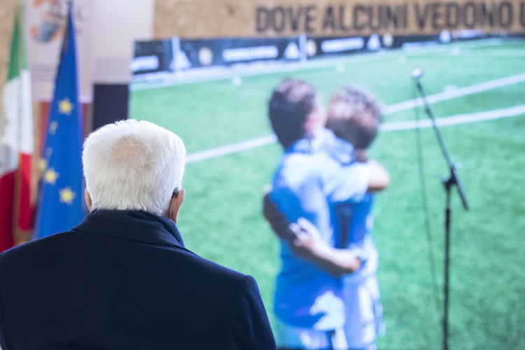 Il Presidente della Repubblica Sergio Mattarella a Corviale, in occasione dell’inaugurazione del "Campo dei Miracoli", nuovo campo di calcio a 11 all’interno del Centro Sportivo Valentina Venanzi, nell’ambito dell’iniziativa Calciosociale Italia.
