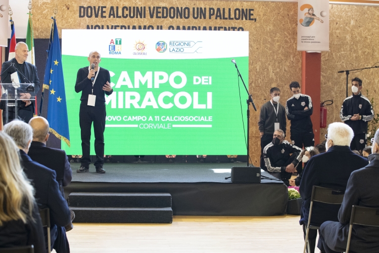 Il Presidente della Repubblica Sergio Mattarella a Corviale, in occasione dell’inaugurazione del "Campo dei Miracoli", nuovo campo di calcio a 11 all’interno del Centro Sportivo Valentina Venanzi, nell’ambito dell’iniziativa Calciosociale Italia.
