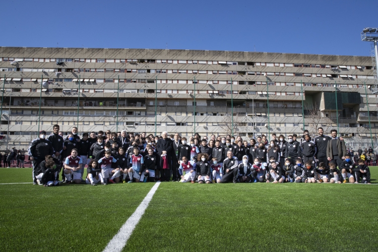 Il Presidente della Repubblica Sergio Mattarella con i ragazzi, i volontari e i responsabili di "Calciosociale" in occasione dell’inaugurazione del "Campo dei Miracoli"