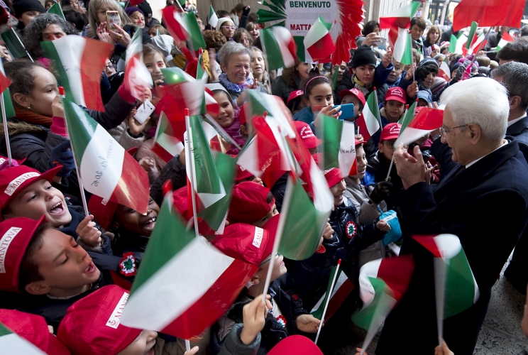 Il Presidente Sergio Mattarella accolto dai bambini a Mantova 