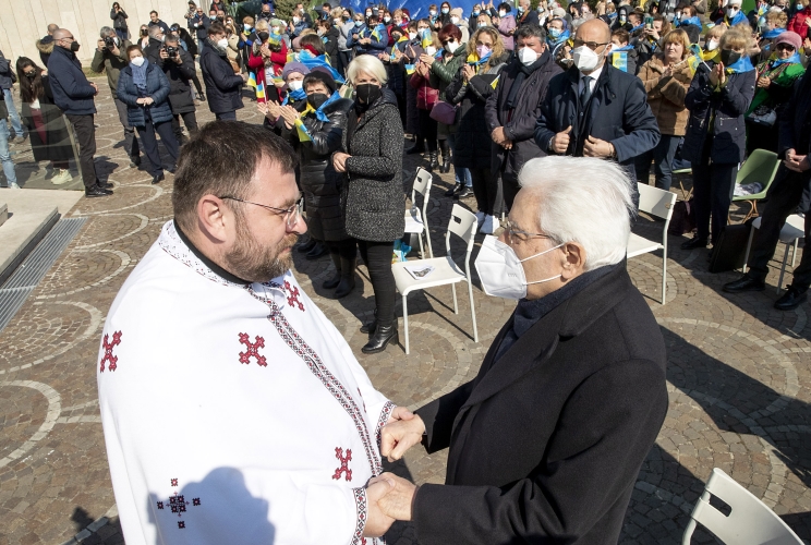 Il Presidente Mattarella al termine della messa presso la Basilica di Santa Sofia a Roma