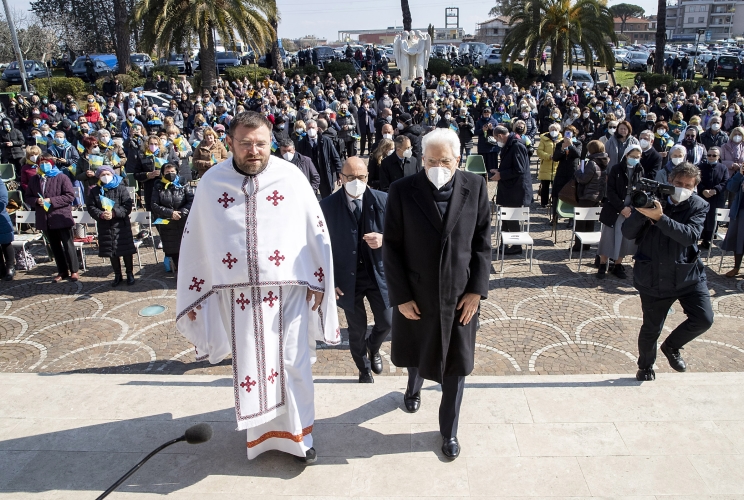 Il Presidente Mattarella al termine della messa presso la Basilica di Santa Sofia a Roma