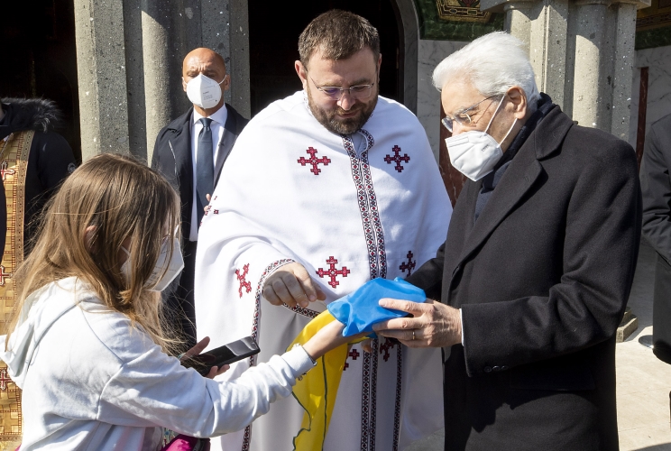 Il Presidente Mattarella al termine della messa presso la Basilica di Santa Sofia a Roma