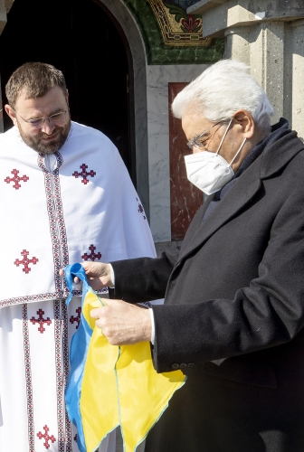 Il Presidente Mattarella al termine della messa presso la Basilica di Santa Sofia a Roma