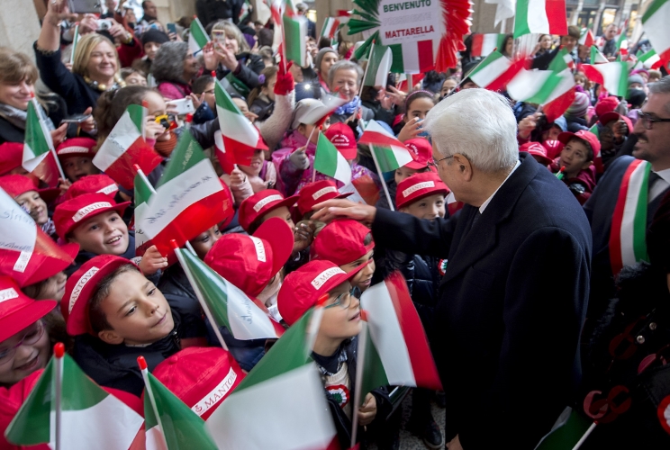 Il Presidente Sergio Mattarella accolto dai bambini a Mantova 