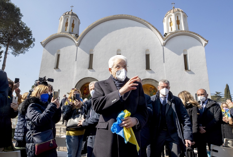 Il Presidente Mattarella al termine della messa presso la Basilica di Santa Sofia a Roma