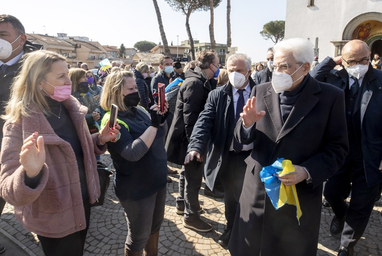 Il Presidente Mattarella al termine della messa presso la Basilica di Santa Sofia a Roma