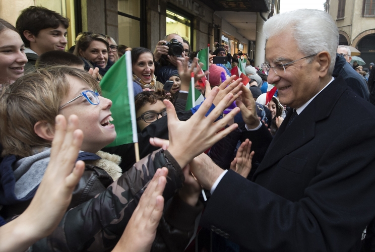 Il Presidente Sergio Mattarella accolto dai bambini a Mantova 