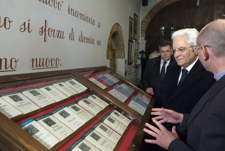 Il Presidente Sergio Mattarella nel corso della visita alla Fondazione Don Primo Mazzolari