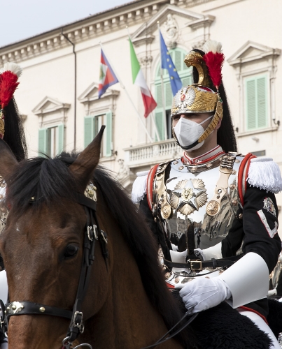 Cambio della Guardia solenne con lo schieramento e lo sfilamento del Reggimento Corazzieri e della Fanfara del IV Reggimento Carabinieri a cavallo in occasione della Giornata dell'Unità Nazionale, della Costituzione, dell'Inno e della Bandiera, nel 161° anniversario dell'Unità d'Italia, alla presenza del Presidente Sergio Mattarella