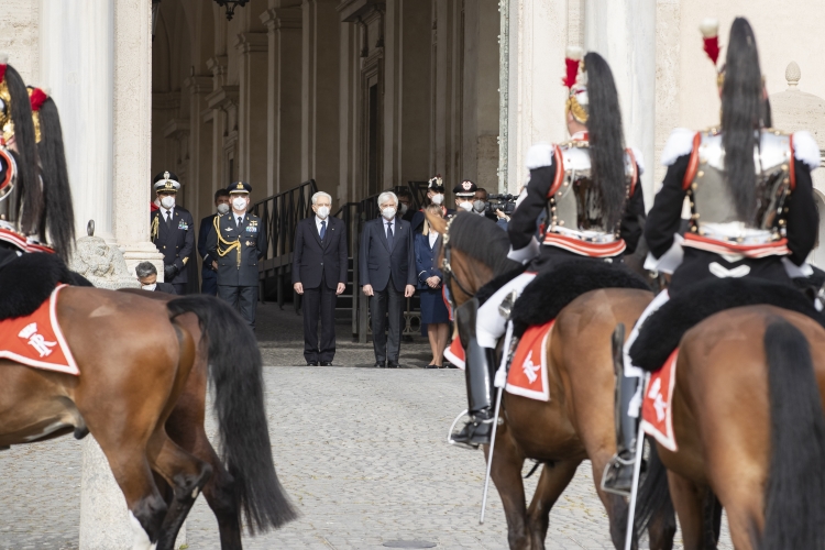 Cambio della Guardia solenne con lo schieramento e lo sfilamento del Reggimento Corazzieri e della Fanfara del IV Reggimento Carabinieri a cavallo in occasione della Giornata dell'Unità Nazionale, della Costituzione, dell'Inno e della Bandiera, nel 161° anniversario dell'Unità d'Italia, alla presenza del Presidente Sergio Mattarella