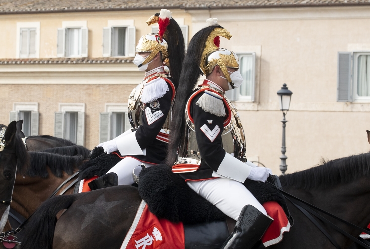 Cambio della Guardia solenne con lo schieramento e lo sfilamento del Reggimento Corazzieri e della Fanfara del IV Reggimento Carabinieri a cavallo in occasione della Giornata dell'Unità Nazionale, della Costituzione, dell'Inno e della Bandiera, nel 161° anniversario dell'Unità d'Italia, alla presenza del Presidente Sergio Mattarella