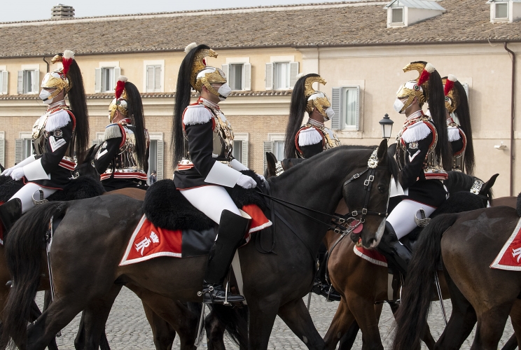 Cambio della Guardia solenne con lo schieramento e lo sfilamento del Reggimento Corazzieri e della Fanfara del IV Reggimento Carabinieri a cavallo in occasione della Giornata dell'Unità Nazionale, della Costituzione, dell'Inno e della Bandiera, nel 161° anniversario dell'Unità d'Italia, alla presenza del Presidente Sergio Mattarella