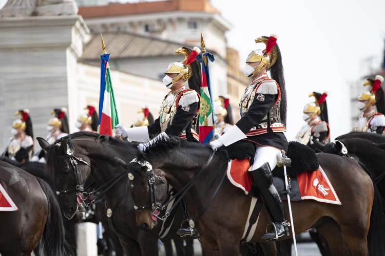 Cambio della Guardia solenne con lo schieramento e lo sfilamento del Reggimento Corazzieri e della Fanfara del IV Reggimento Carabinieri a cavallo in occasione della Giornata dell'Unità Nazionale, della Costituzione, dell'Inno e della Bandiera, nel 161° anniversario dell'Unità d'Italia, alla presenza del Presidente Sergio Mattarella