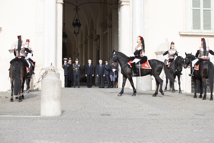 Cambio della Guardia solenne con lo schieramento e lo sfilamento del Reggimento Corazzieri e della Fanfara del IV Reggimento Carabinieri a cavallo in occasione della Giornata dell'Unità Nazionale, della Costituzione, dell'Inno e della Bandiera, nel 161° anniversario dell'Unità d'Italia, alla presenza del Presidente Sergio Mattarella