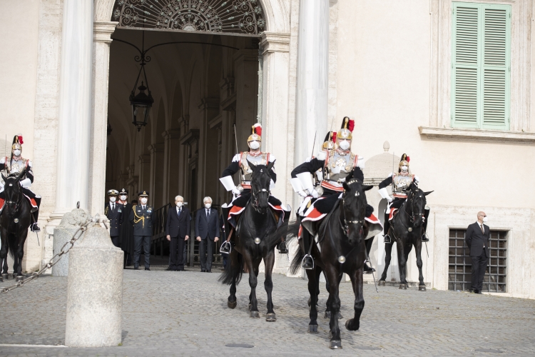 Cambio della Guardia solenne con lo schieramento e lo sfilamento del Reggimento Corazzieri e della Fanfara del IV Reggimento Carabinieri a cavallo in occasione della Giornata dell'Unità Nazionale, della Costituzione, dell'Inno e della Bandiera, nel 161° anniversario dell'Unità d'Italia, alla presenza del Presidente Sergio Mattarella