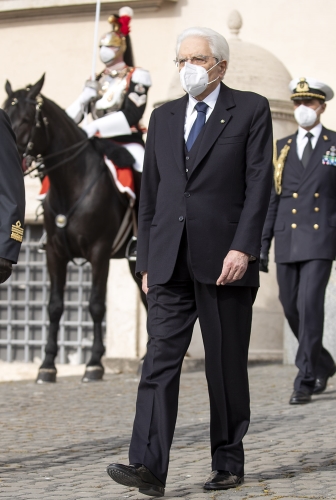 Cambio della Guardia solenne con lo schieramento e lo sfilamento del Reggimento Corazzieri e della Fanfara del IV Reggimento Carabinieri a cavallo in occasione della Giornata dell'Unità Nazionale, della Costituzione, dell'Inno e della Bandiera, nel 161° anniversario dell'Unità d'Italia, alla presenza del Presidente Sergio Mattarella