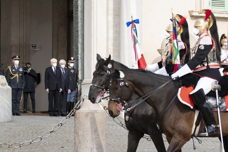 Cambio della Guardia solenne con lo schieramento e lo sfilamento del Reggimento Corazzieri e della Fanfara del IV Reggimento Carabinieri a cavallo in occasione della Giornata dell'Unità Nazionale, della Costituzione, dell'Inno e della Bandiera, nel 161° anniversario dell'Unità d'Italia, alla presenza del Presidente Sergio Mattarella
