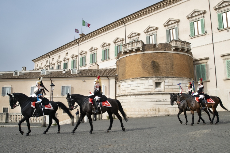 Cambio della Guardia solenne con lo schieramento e lo sfilamento del Reggimento Corazzieri e della Fanfara del IV Reggimento Carabinieri a cavallo in occasione della Giornata dell'Unità Nazionale, della Costituzione, dell'Inno e della Bandiera, nel 161° anniversario dell'Unità d'Italia, alla presenza del Presidente Sergio Mattarella