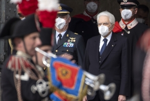 Cambio della Guardia solenne con lo schieramento e lo sfilamento del Reggimento Corazzieri e della Fanfara del IV Reggimento Carabinieri a cavallo in occasione della Giornata dell'Unità Nazionale, della Costituzione, dell'Inno e della Bandiera, nel 161° anniversario dell'Unità d'Italia, alla presenza del Presidente Sergio Mattarella