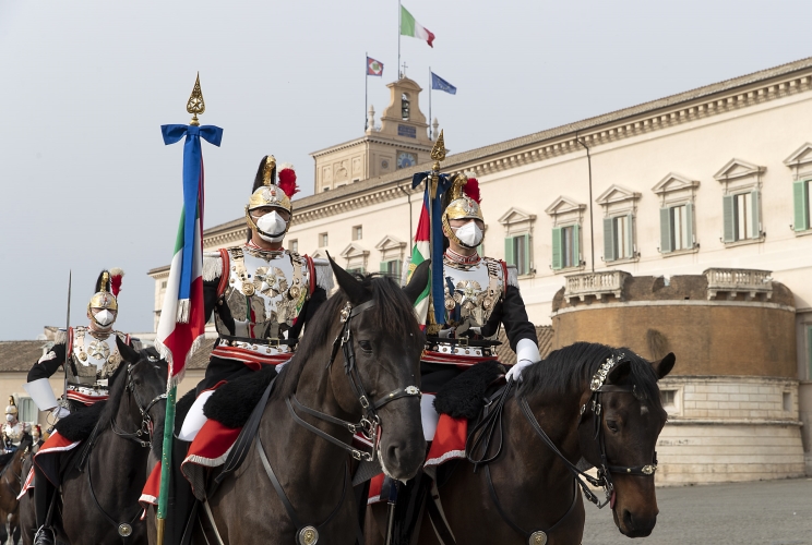 Cambio della Guardia solenne con lo schieramento e lo sfilamento del Reggimento Corazzieri e della Fanfara del IV Reggimento Carabinieri a cavallo in occasione della Giornata dell'Unità Nazionale, della Costituzione, dell'Inno e della Bandiera, nel 161° anniversario dell'Unità d'Italia, alla presenza del Presidente Sergio Mattarella