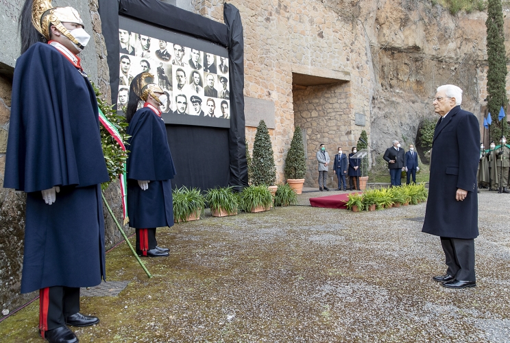 Il Presidente Sergio Mattarella depone una corona di alloro sulla lapide posta all’ingresso delle Cave Ardeatine