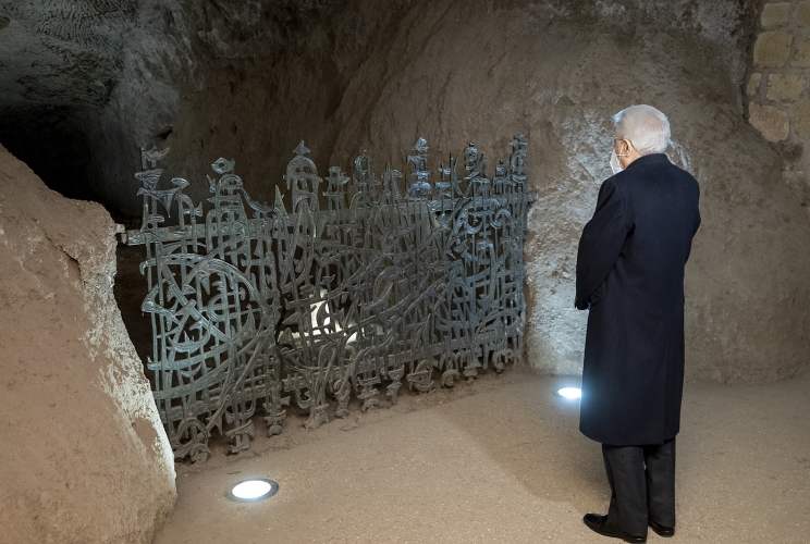 Il Presidente Sergio Mattarella all'interno del Mausoleo Ardeatino rende omaggio alle vittime dell’eccidio
