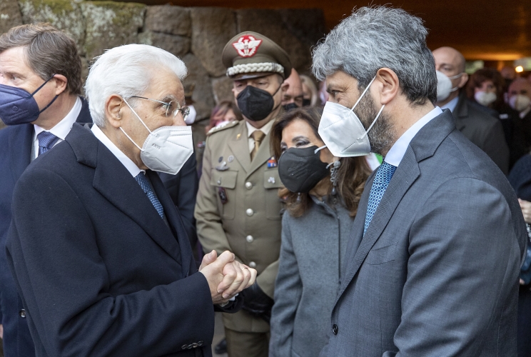 Il Presidente Sergio Mattarella con la Presidente del Senato Maria Elisabetta Alberti Casellati e il Presidente della Camera Roberto Fico,  alla cerimonia commemorativa del 78° anniversario dell’eccidio delle Fosse Ardeatine