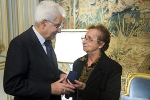 Il Presidente Sergio Mattarella con la mamma della dott.ssa Rita Fossaceca 