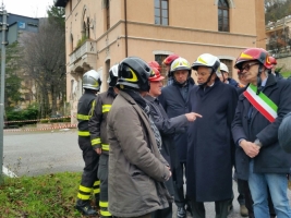 Il Presidente Sergio Mattarella nel corso della visita alla "zona rossa" di Ussita