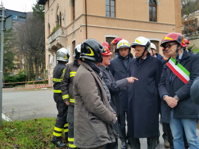 Il Presidente Sergio Mattarella nel corso della visita alla "zona rossa" di Ussita