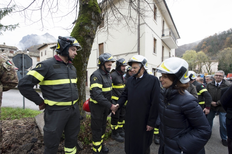 Il Presidente Sergio Mattarella nel corso della visita alla "zona rossa" di Ussita