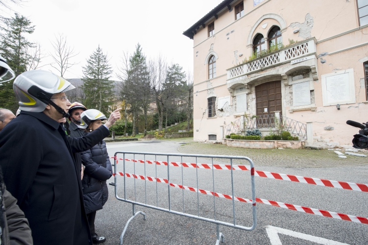 Il Presidente Sergio Mattarella nel corso della visita alla "zona rossa" di Ussita