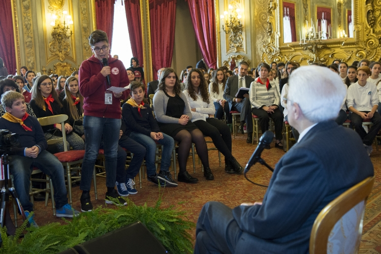 Il Presidente Sergio Mattarella nel corso dell'incontro con alcune scolaresche delle Scuole secondarie di primo grado .
