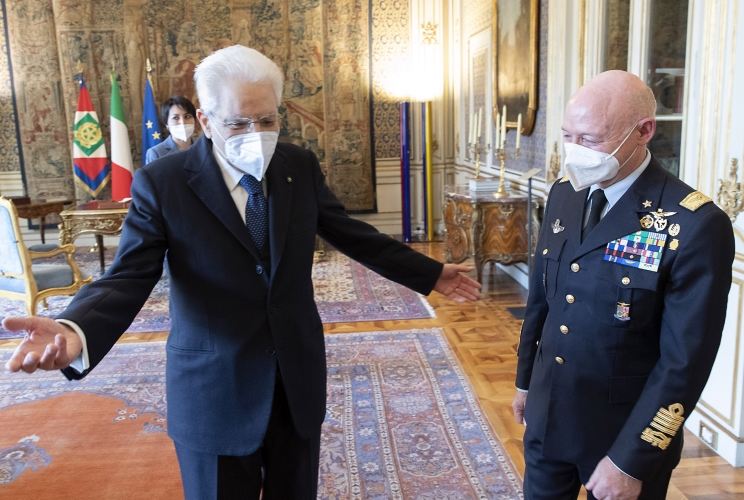 Il Presidente Sergio Mattarella accoglie il Gen. S.A. Luca Goretti, Capo di Stato Maggiore dell’Aeronautica Militare, in occasione del 99° anniversario di fondazione
