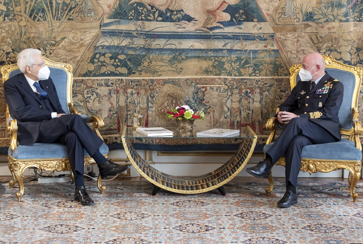 Il Presidente Sergio Mattarella nel corso dell'incontro con il Gen. S.A. Luca Goretti, Capo di Stato Maggiore dell’Aeronautica Militare