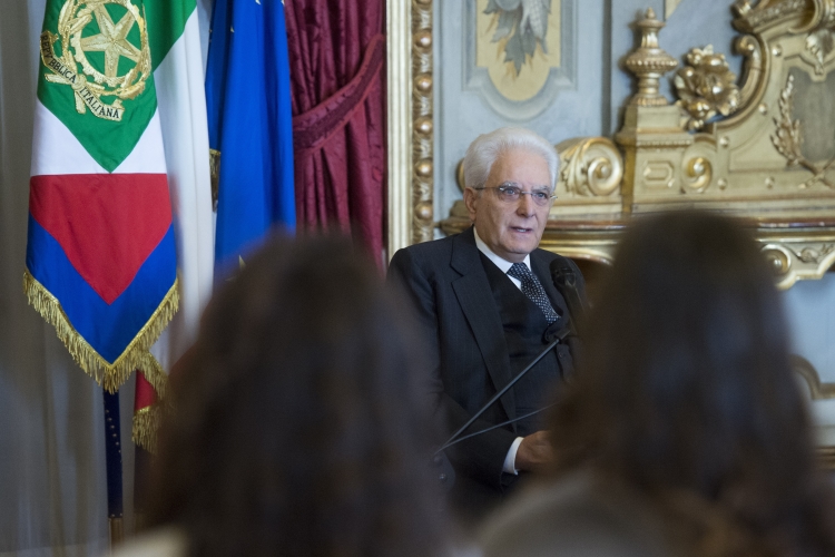 Il Presidente Sergio Mattarella nel corso dell'incontro con alcune scolaresche delle Scuole secondarie di primo grado .