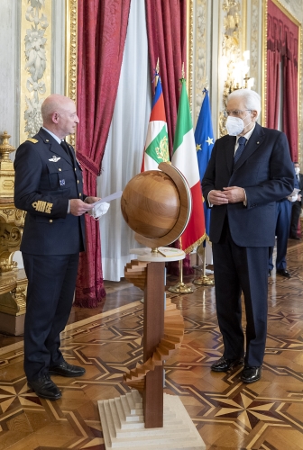 Il Presidente Sergio Mattarella nel corso dell'incontro con il Gen. S.A. Luca Goretti, Capo di Stato Maggiore dell’Aeronautica Militare e una rappresentanza dell’Aeronautica Militare, in occasione del 99° anniversario di fondazione