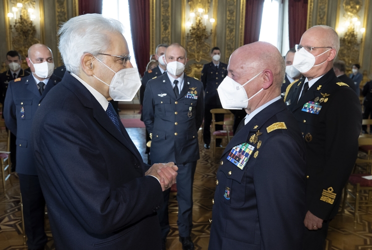 Il Presidente Sergio Mattarella al termine dell'incontro con il Gen. S.A. Luca Goretti, Capo di Stato Maggiore dell’Aeronautica Militare una rappresentanza dell’Aeronautica Militare