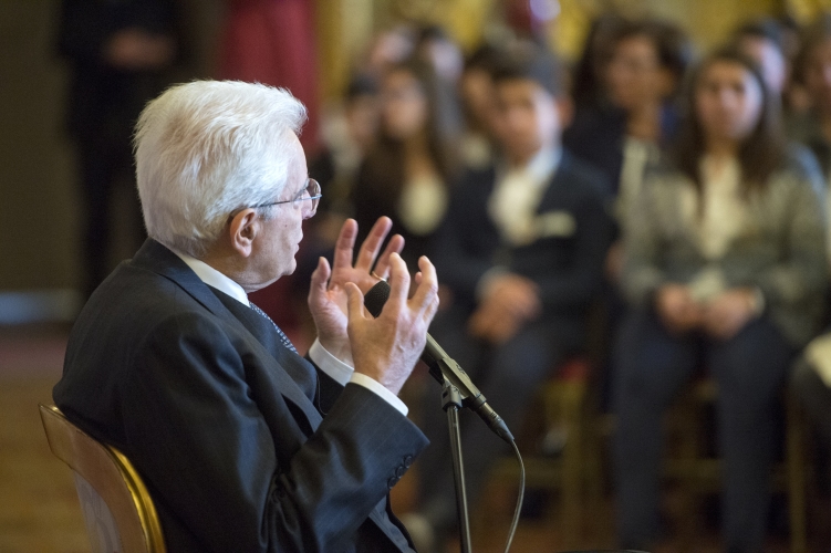 Il Presidente Sergio Mattarella nel corso dell'incontro con alcune scolaresche delle Scuole secondarie di primo grado .