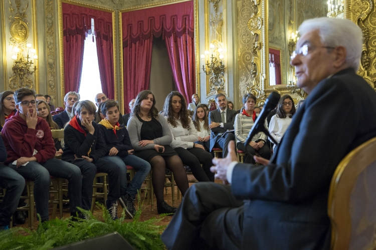 Il Presidente Sergio Mattarella nel corso dell'incontro con alcune scolaresche delle Scuole secondarie di primo grado .