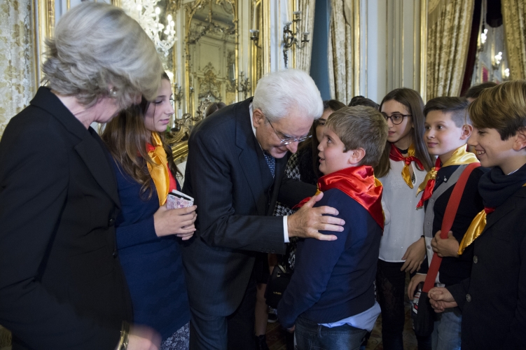 Il Presidente Sergio Mattarella nel corso dell'incontro con alcune scolaresche delle Scuole secondarie di primo grado .