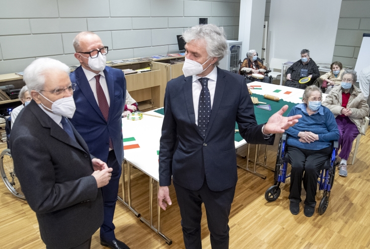 Il Presidente Sergio Mattarella con Aldo Pahor, Presidente dell’Azienda pubblica di Servizi alla Persona ITIS e Fabio Bonetta, Direttore dell’Istituto, nel corso della visita alla struttura