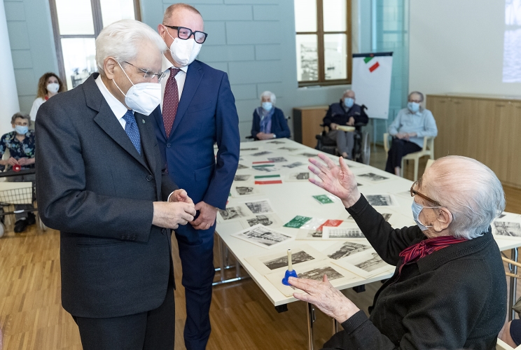 Il Presidente Sergio Mattarella con Aldo Pahor, Presidente dell’Azienda pubblica di Servizi alla Persona ITIS, nel corso della visita alla struttura
