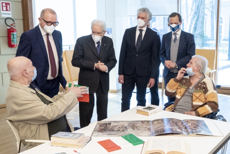 Il Presidente Sergio Mattarella con Aldo Pahor, Presidente dell’Azienda pubblica di Servizi alla Persona ITIS, Fabio Bonetta, Direttore dell’Istituto e Massimiliano Fedriga, Presidente della Regione Autonoma Friuli Venezia Giulia, nel corso della visita alla struttura