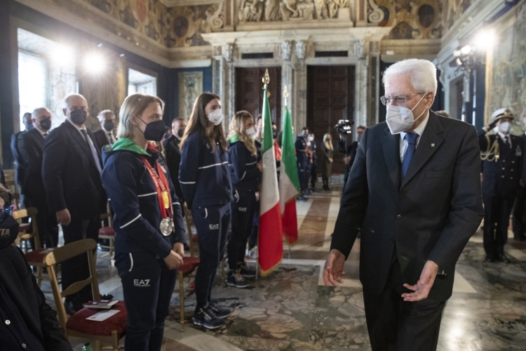 Il Presidente della Repubblica Sergio Mattarella in occasione della cerimonia di restituzione della Bandiera da parte degli atleti italiani di ritorno dai Giochi Olimpici e Paralimpici invernali di Pechino 2022
