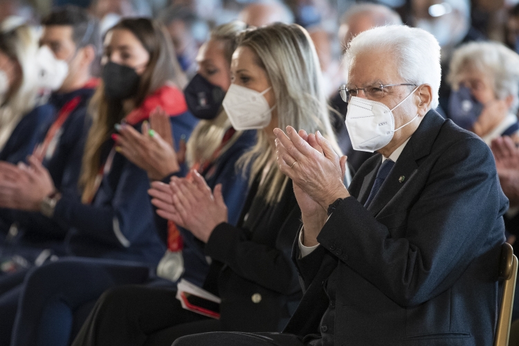 Il Presidente della Repubblica Sergio Mattarella in occasione della cerimonia di restituzione della Bandiera da parte degli atleti italiani di ritorno dai Giochi Olimpici e Paralimpici invernali di Pechino 2022
