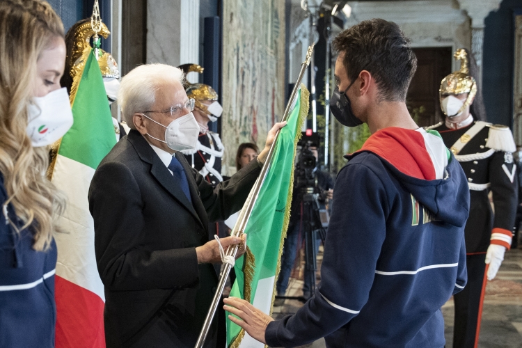 Il Presidente della Repubblica Sergio Mattarella in occasione della cerimonia di restituzione della Bandiera da parte degli atleti italiani di ritorno dai Giochi Olimpici e Paralimpici invernali di Pechino 2022
