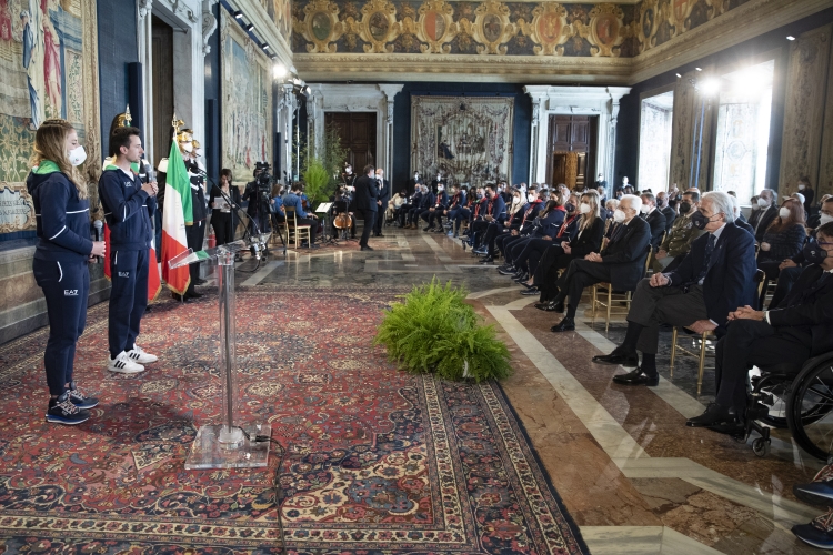 Il Presidente della Repubblica Sergio Mattarella in occasione della cerimonia di restituzione della Bandiera da parte degli atleti italiani di ritorno dai Giochi Olimpici e Paralimpici invernali di Pechino 2022

